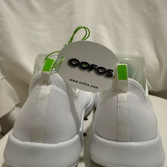 NWT - OOFOS Unisex White Slip-On Comfort Sneakers (men’s 9 Women’s 10) - Picture 2 of 5